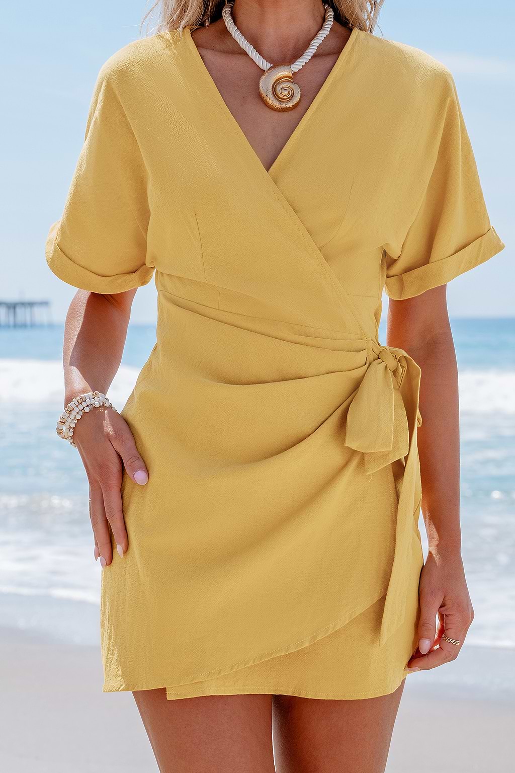 Robe mini en pur coton à emballage avec manches courtes jaune
