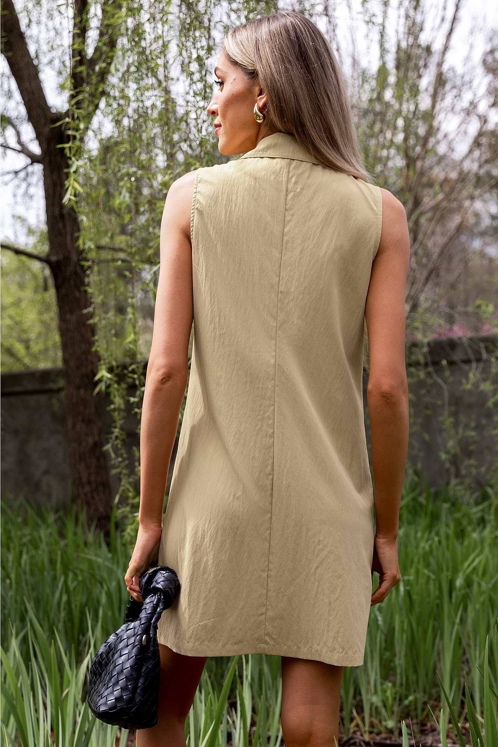 Khakifarbenes Minikleid mit Kragen und Knopfleiste