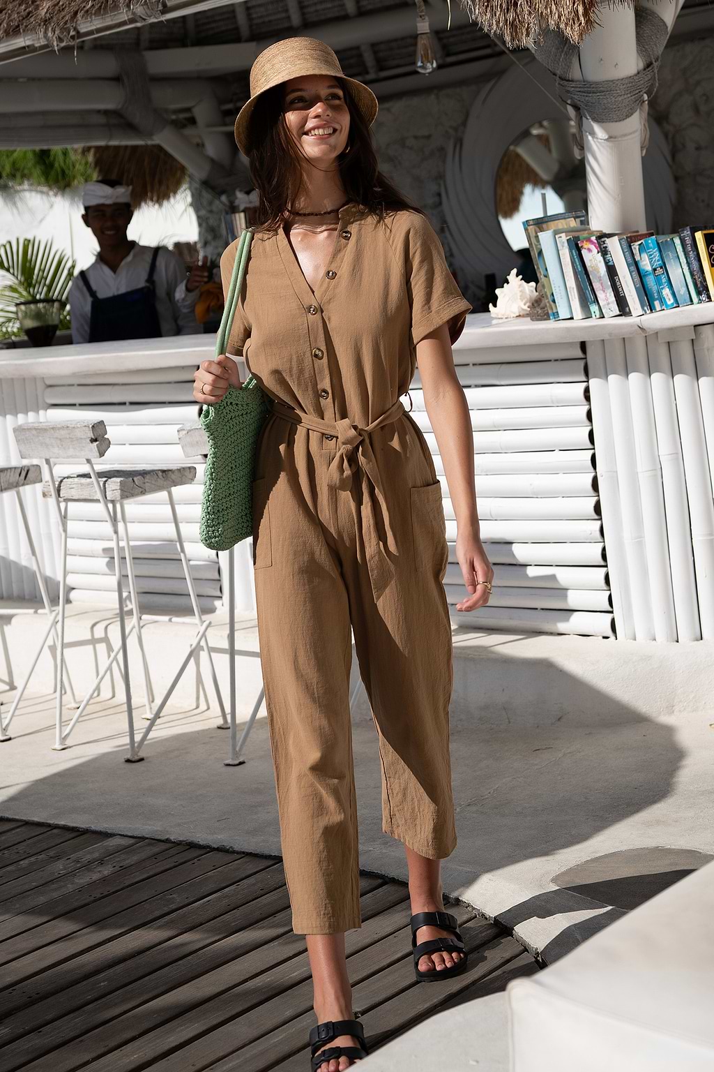 Brauner Jumpsuit mit Taillenbindung