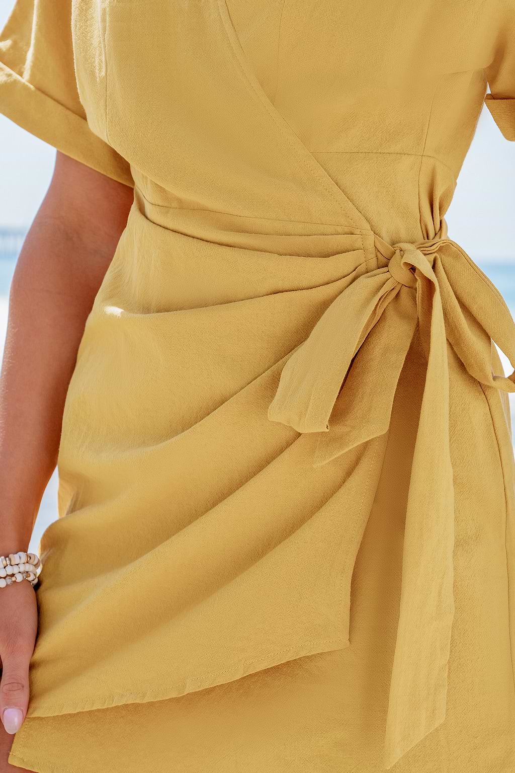 Robe mini en pur coton à emballage avec manches courtes jaune