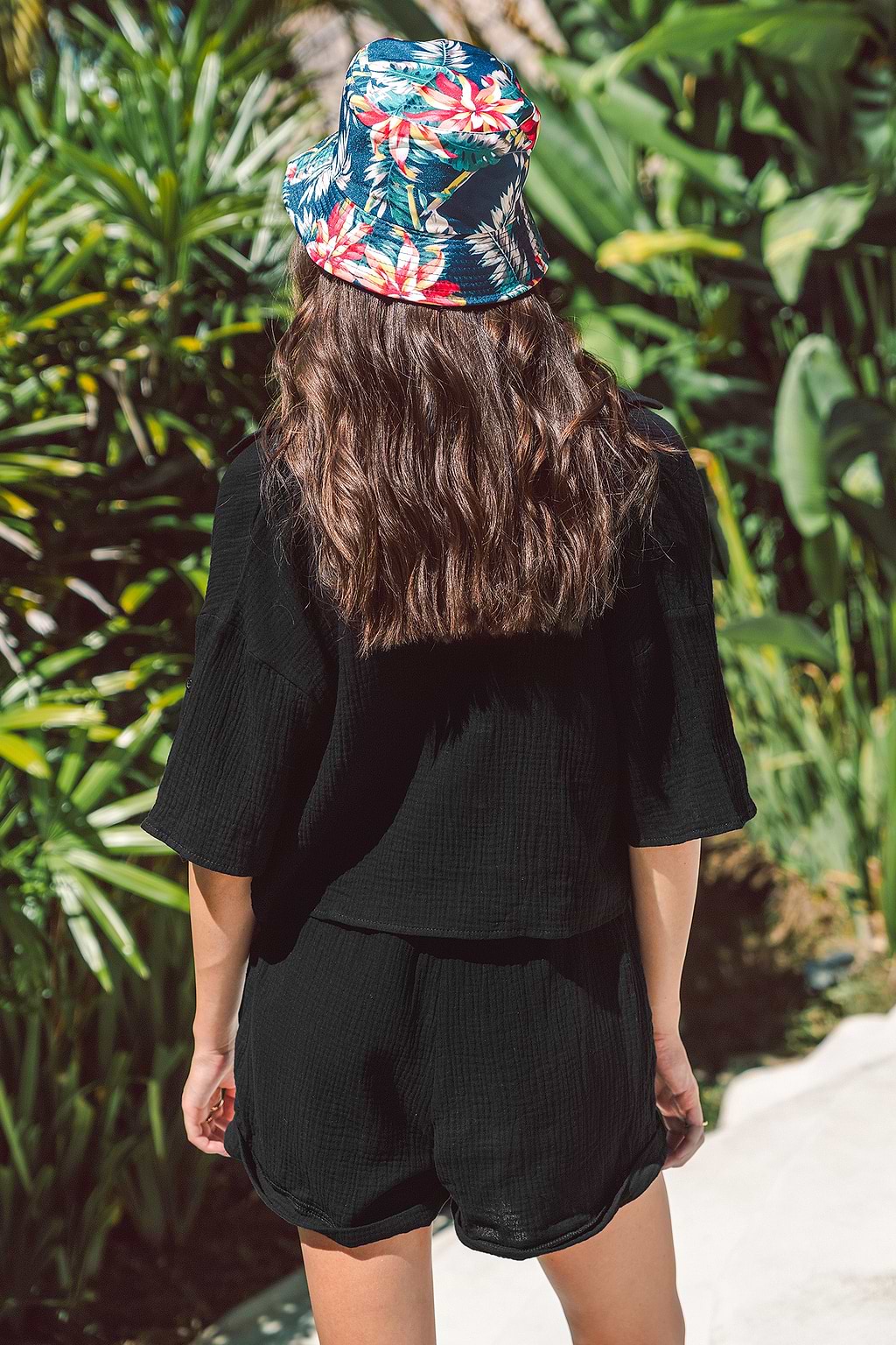 Schwarzes Oberteil mit Kragen und Shorts im Set