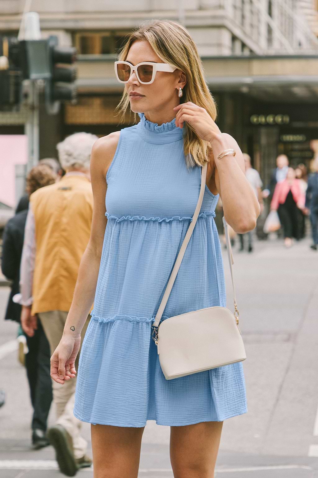 Babyblaues ärmelloses Minikleid mit Rüschenkragen
