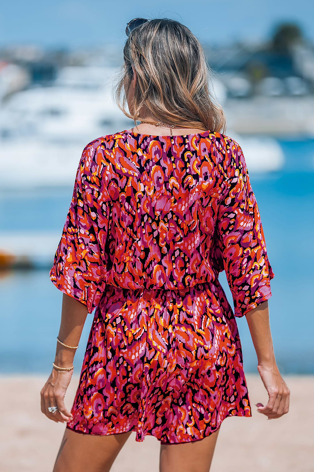 Rosa Boho-Strampler mit V-Ausschnitt