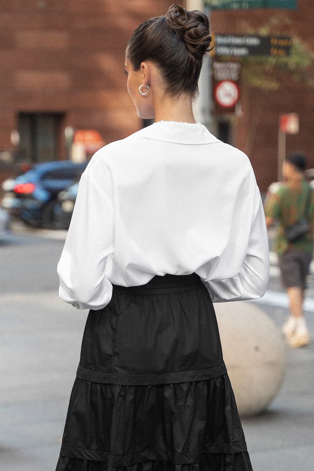 Blusa de manga larga con botones delanteros y cuello blanco