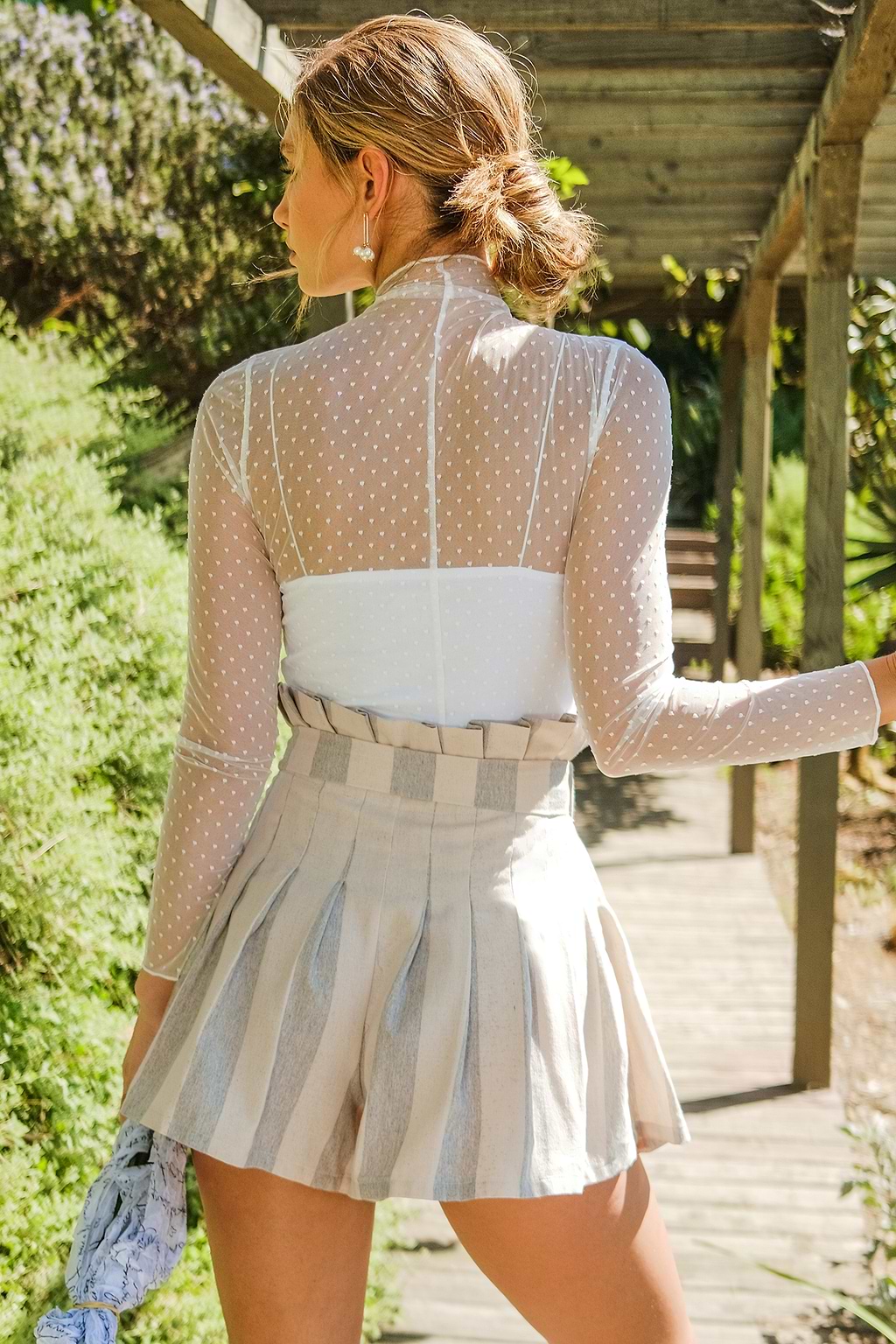 Gestreifte Faltenhose mit ausgestelltem Bein und Paperbag-Taille