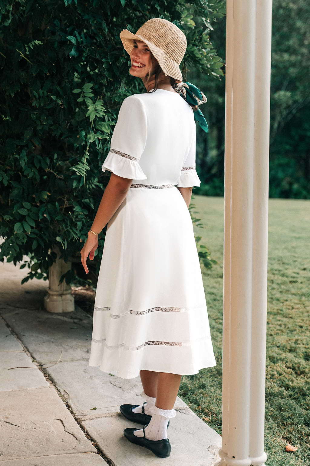 Vestido midi de encaje con botones delanteros y mangas acampanadas blanco