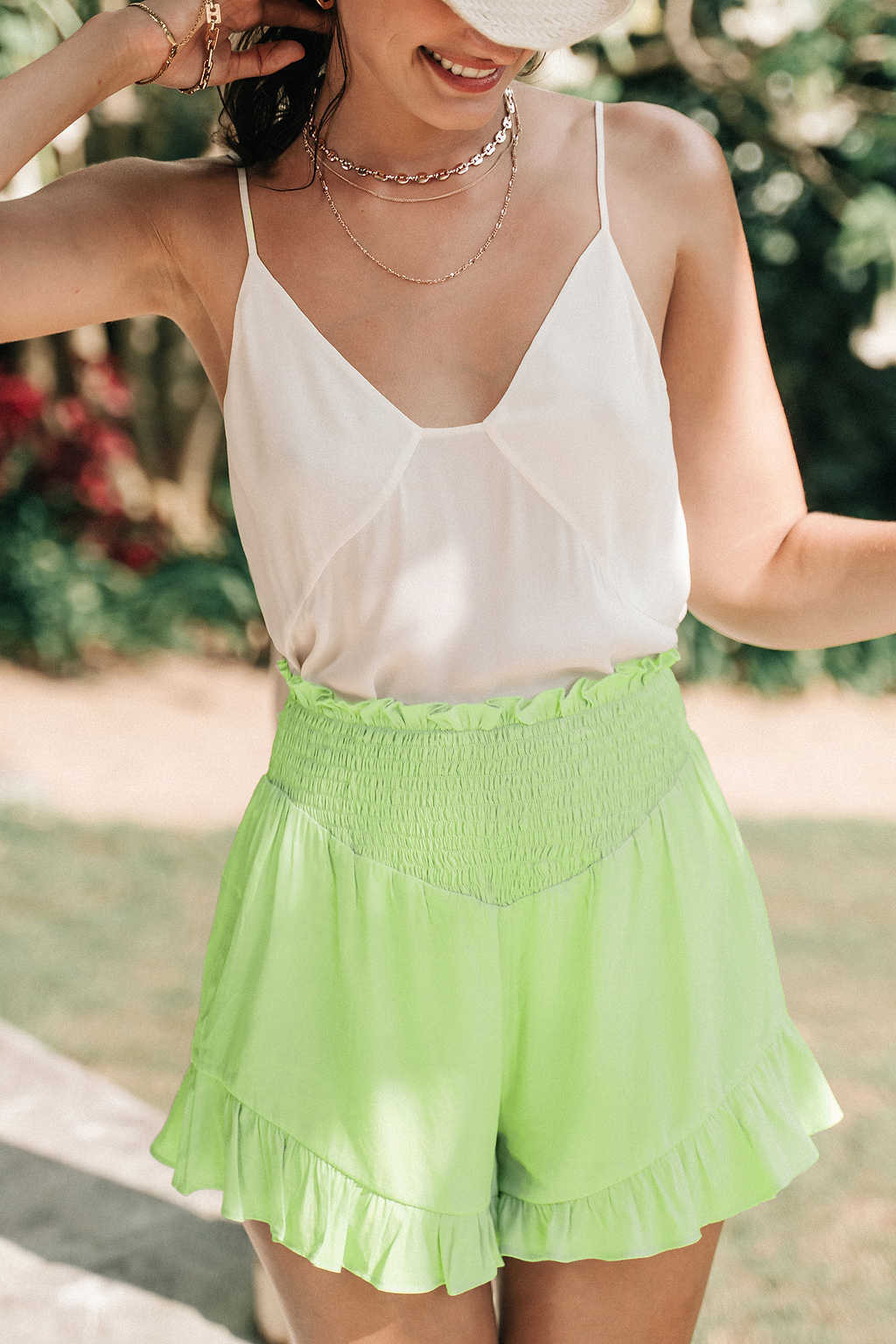 Pantalones cortos con volantes y pierna acampanada con cintura fruncida en verde