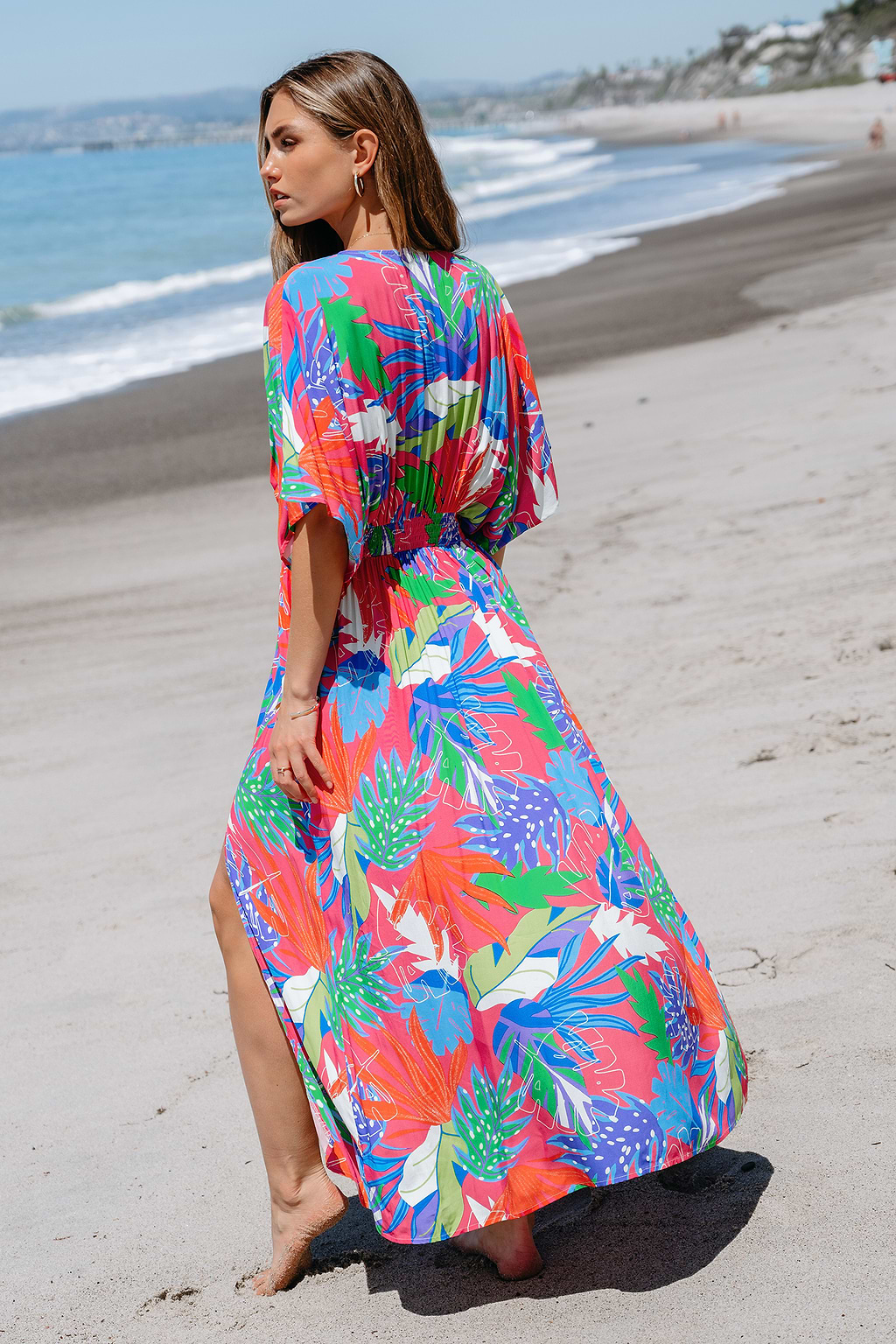 Vestido largo con fruncido tropical brillante