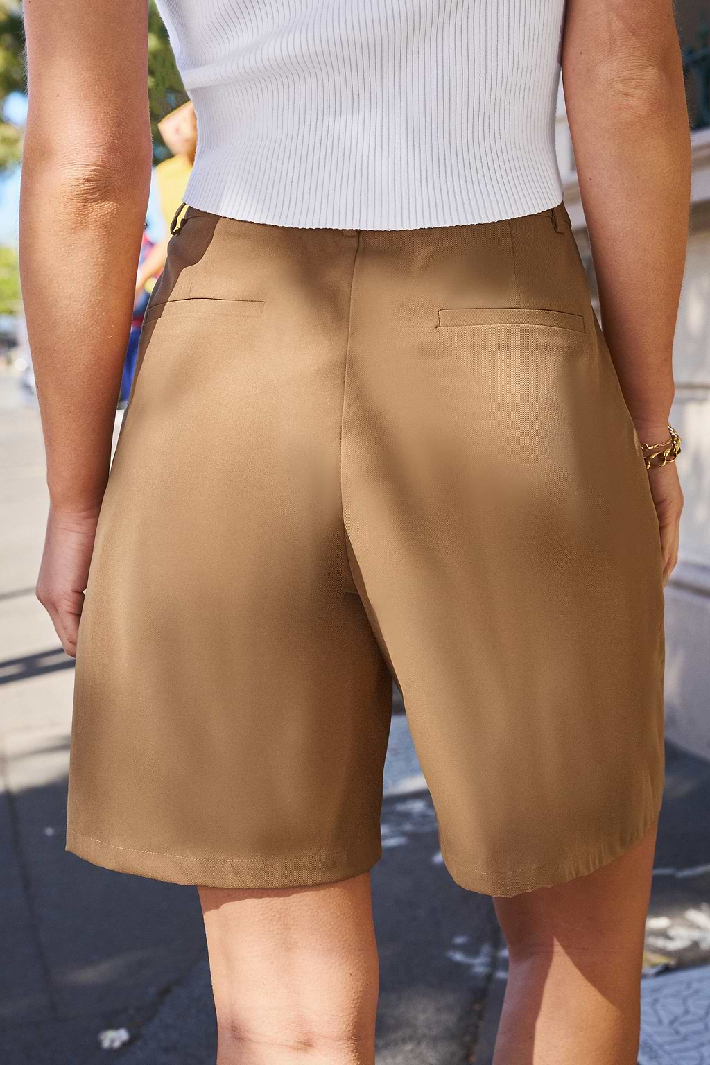 Pantalones cortos de pernera recta con bolsillo plisado caqui