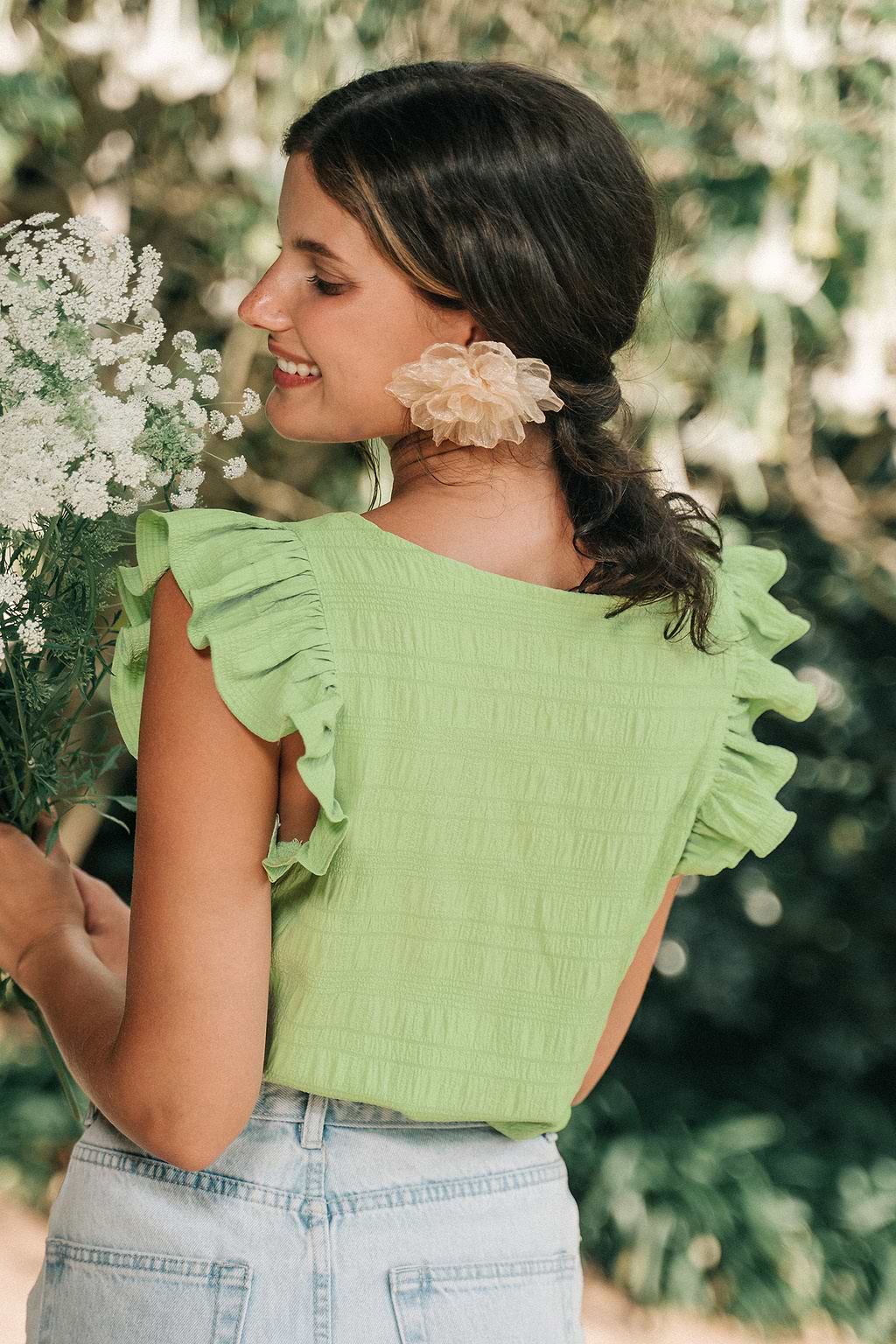 Grasgroene blouse met vierkante hals en fladdermouwen