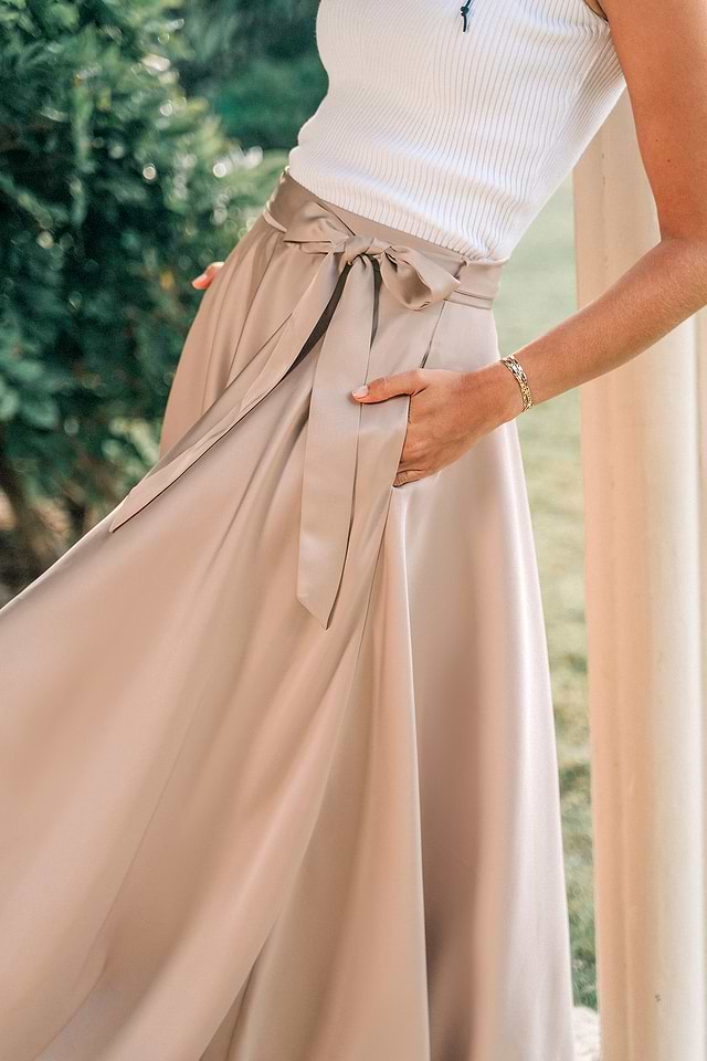 marron cadeau boîte avec une satin ruban, prêt pour une spécial