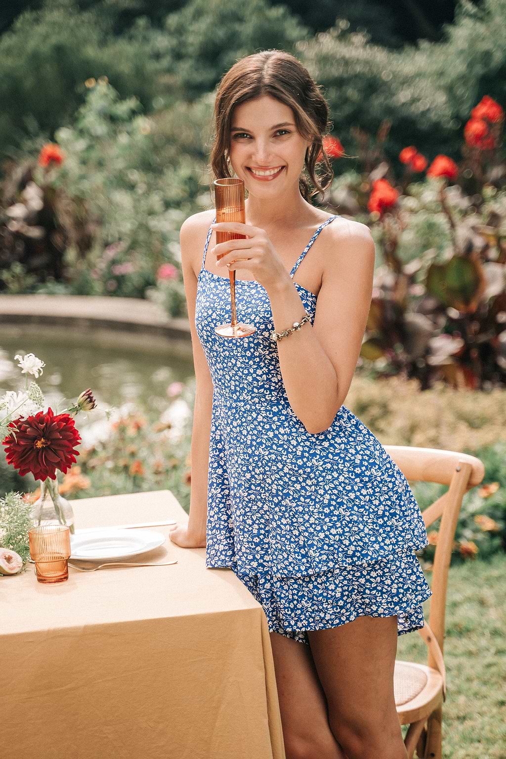 Blauer Ditsy-Strampler mit ausgestelltem Bein