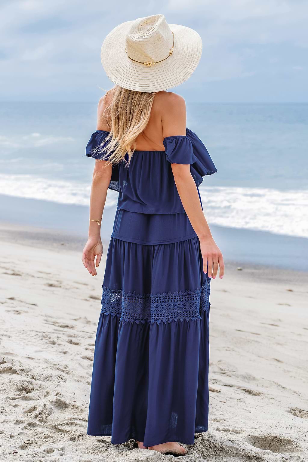 Vestido largo de encaje con hombros descubiertos