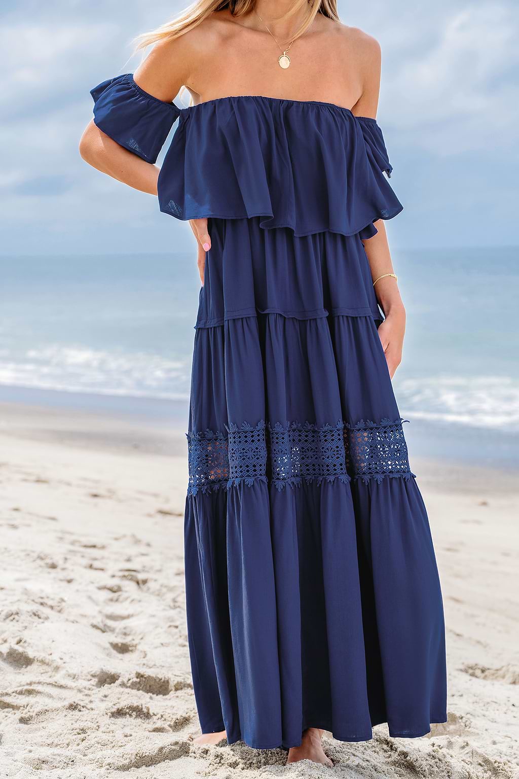 Vestido largo de encaje con hombros descubiertos