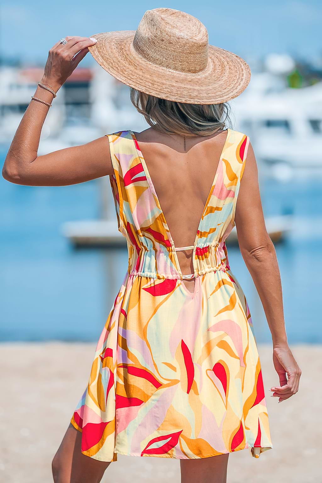 Abstraktes Minikleid mit tiefem Ausschnitt