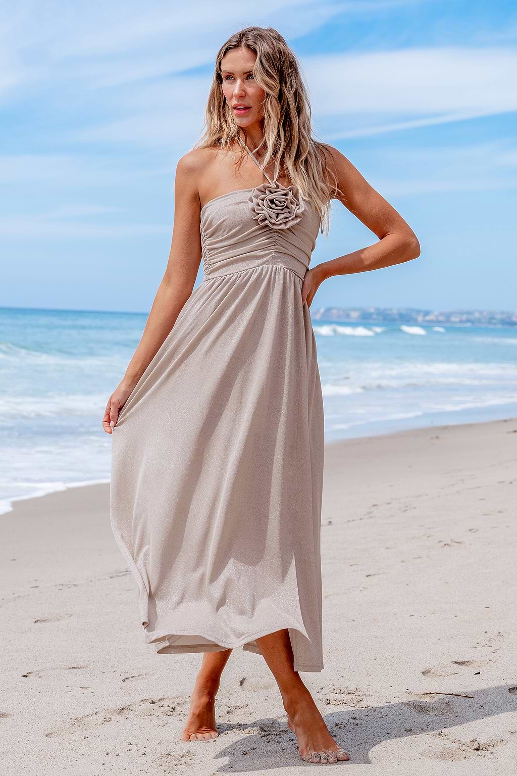 Robe en velours à col licou avec applique florale