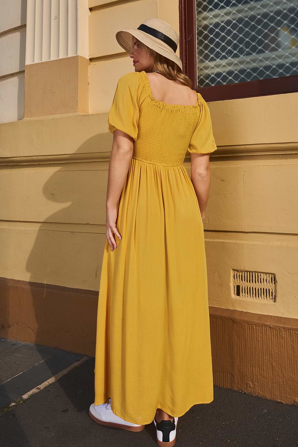 Robe longue moutarde à col carré et corsage smocké à manches bouffantes