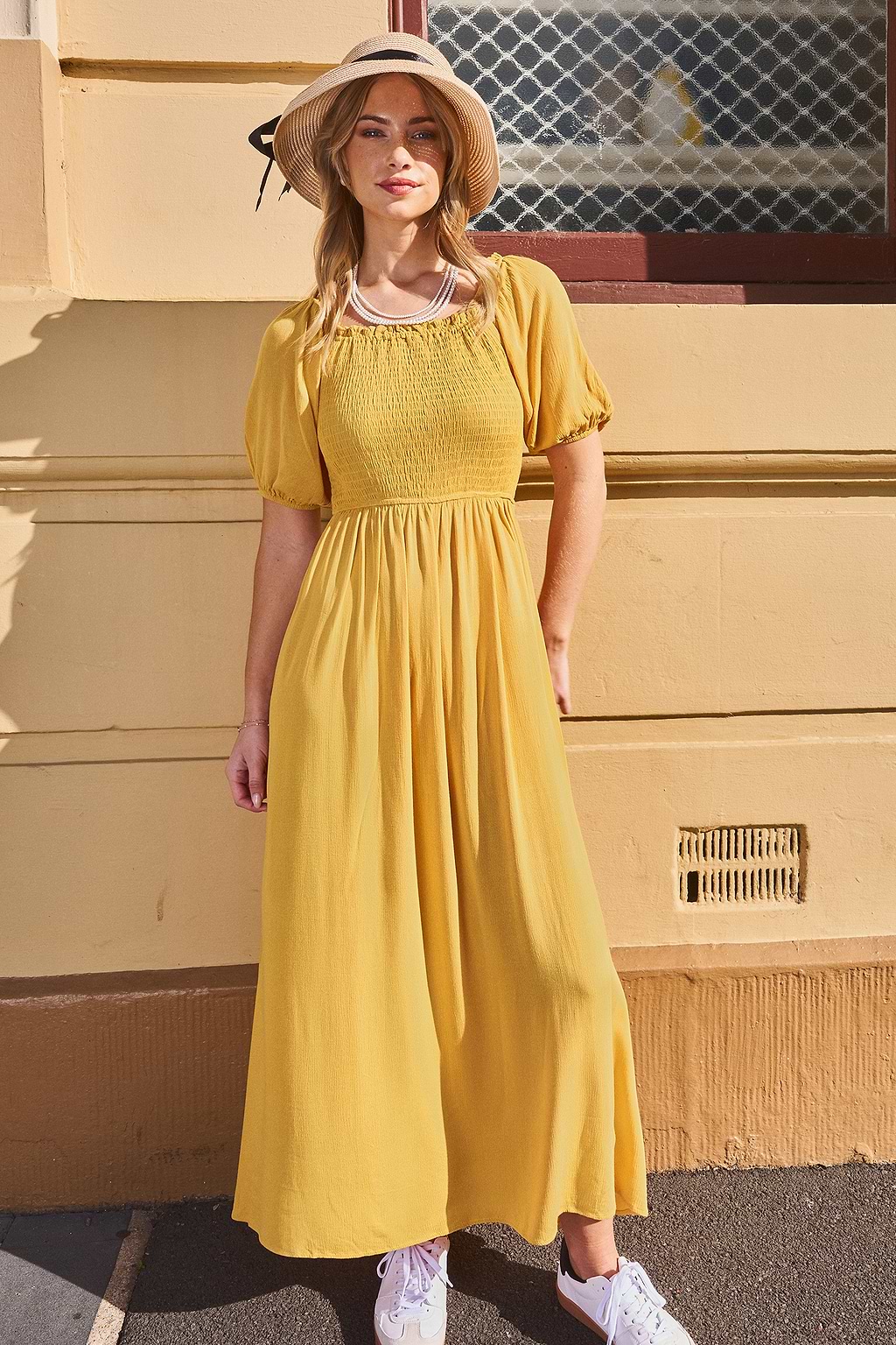 Robe longue moutarde à col carré et corsage smocké à manches bouffantes