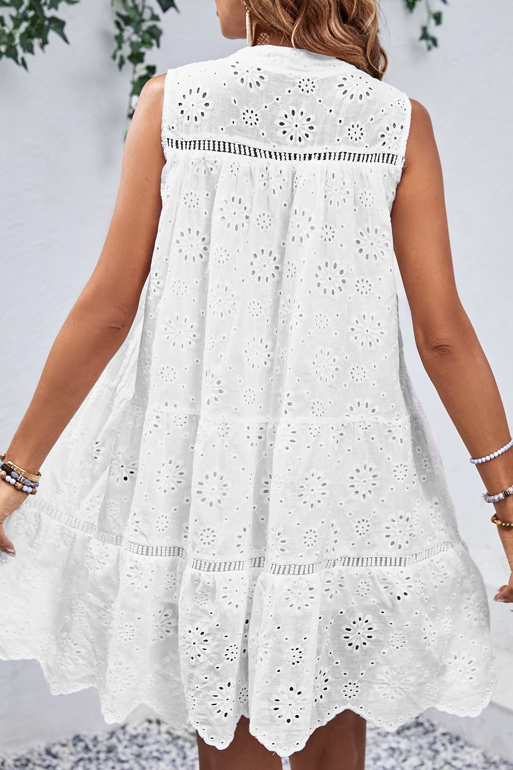 Mini-jurk met bloemenoogje en kwastje