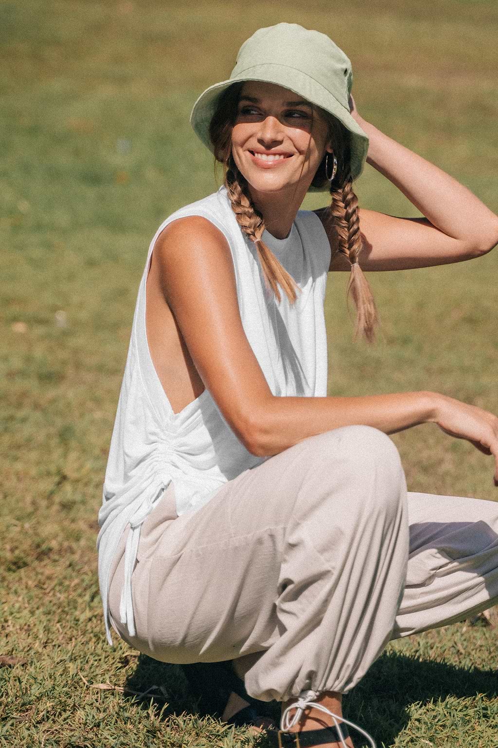 Camiseta asimétrica blanca sin mangas con cuello redondo