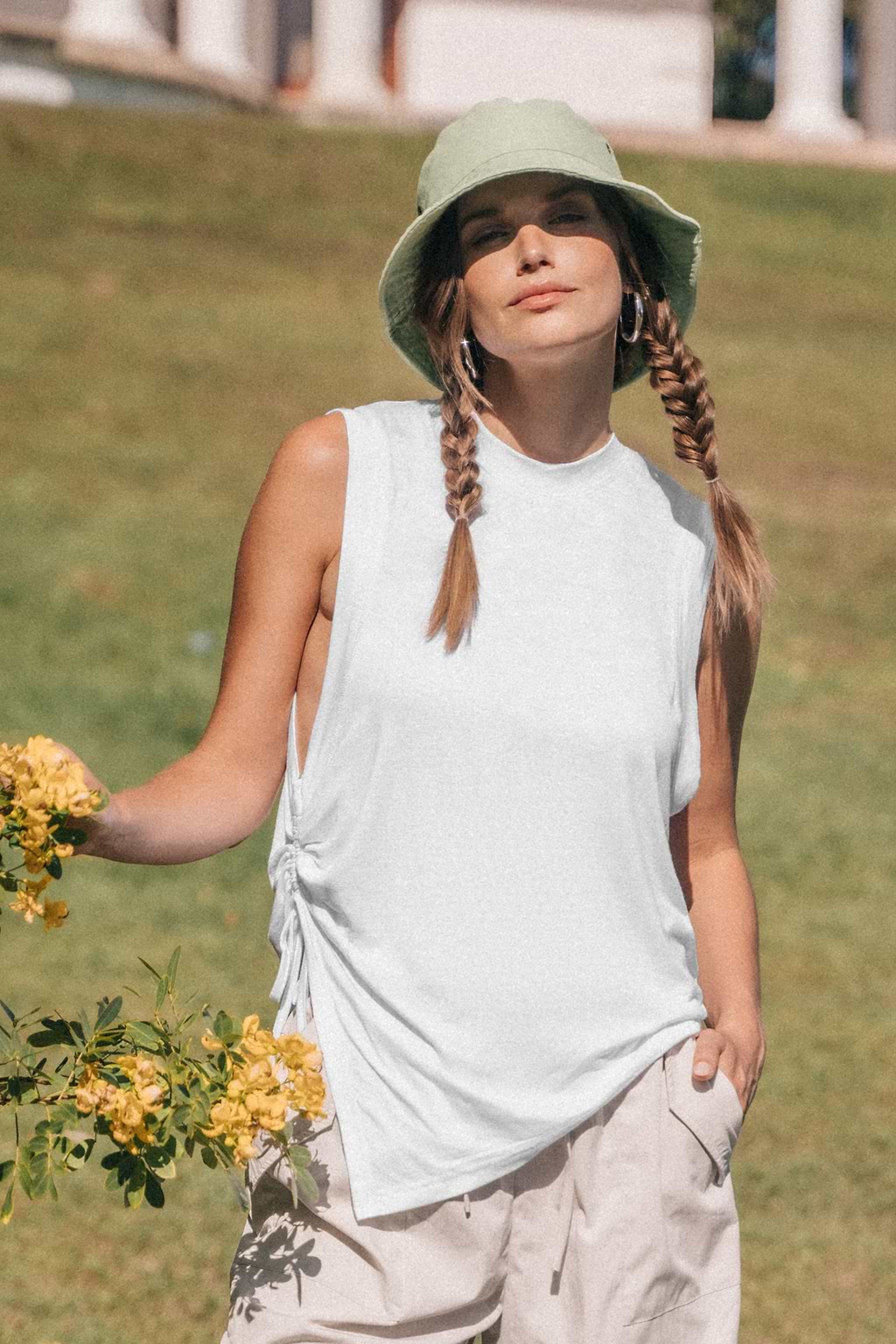 Camiseta asimétrica blanca sin mangas con cuello redondo