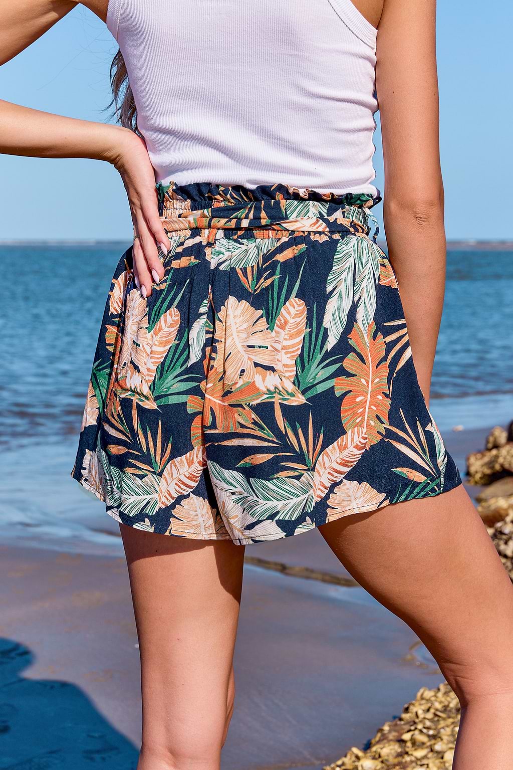 Tropische Shorts mit weitem Bein und Bindegürtel