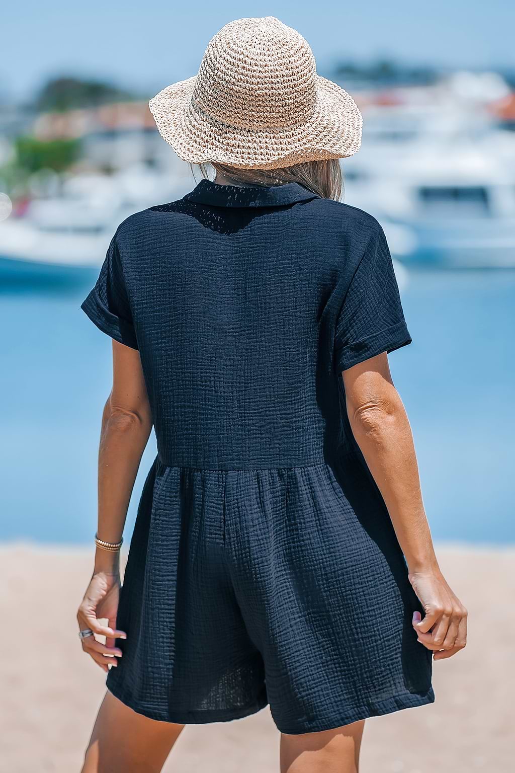 Blauer Strampler mit geradem Bein und Kragen