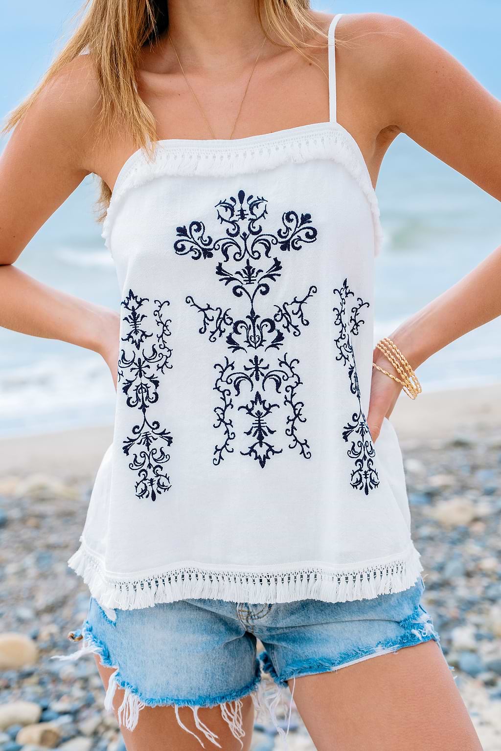 Camisola blanca bordada con cuello cuadrado y ribete de borlas