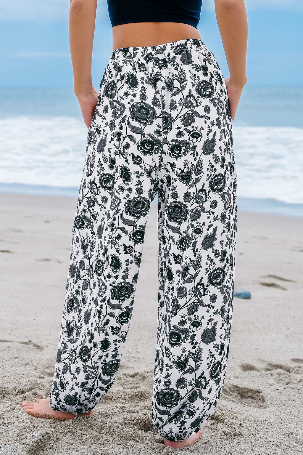 Pantalon à jambes trapèze et taille élastique à fleurs noires