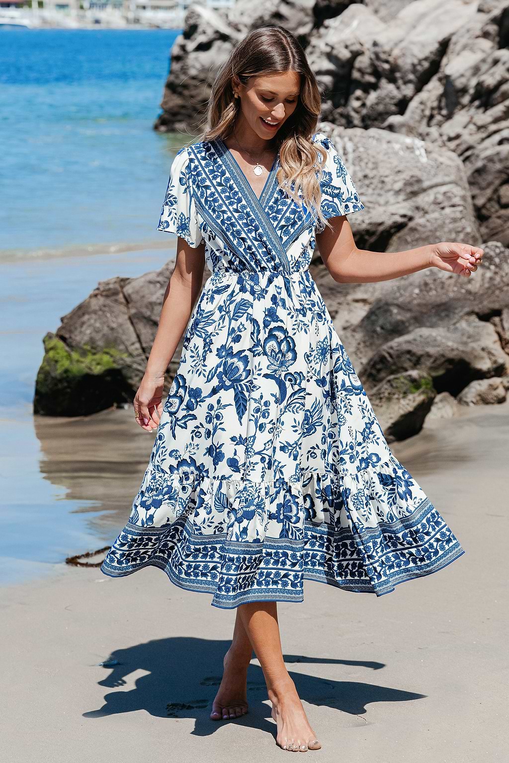 Vestido midi con volantes y sobrepelliz con estampado floral