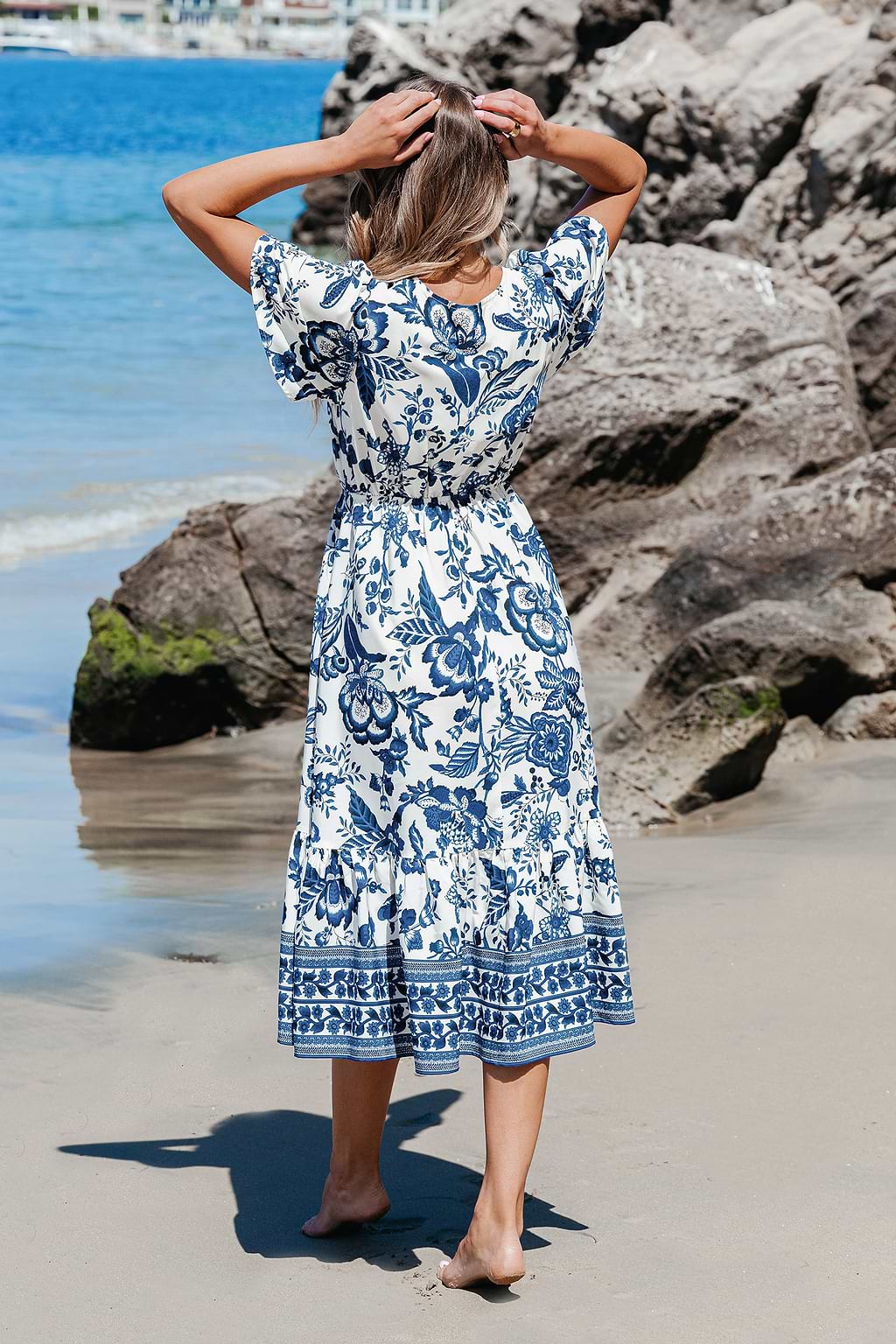 Vestido midi con volantes y sobrepelliz con estampado floral