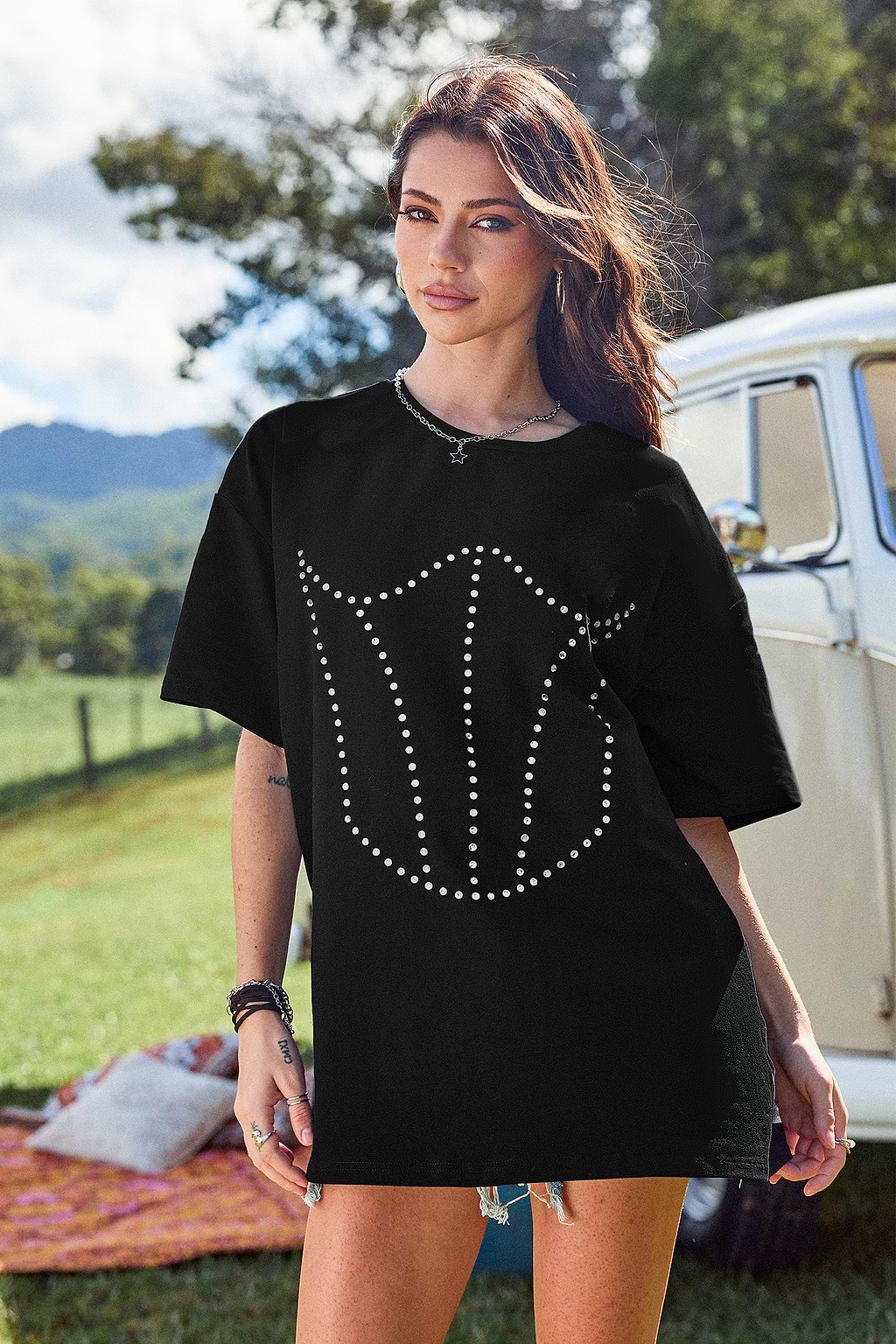 T-shirt con spalla scesa decorata nera