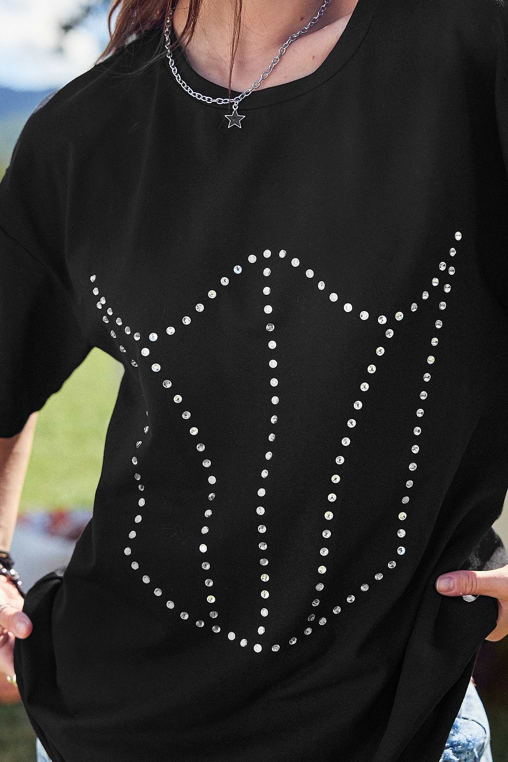 T-shirt con spalla scesa decorata nera