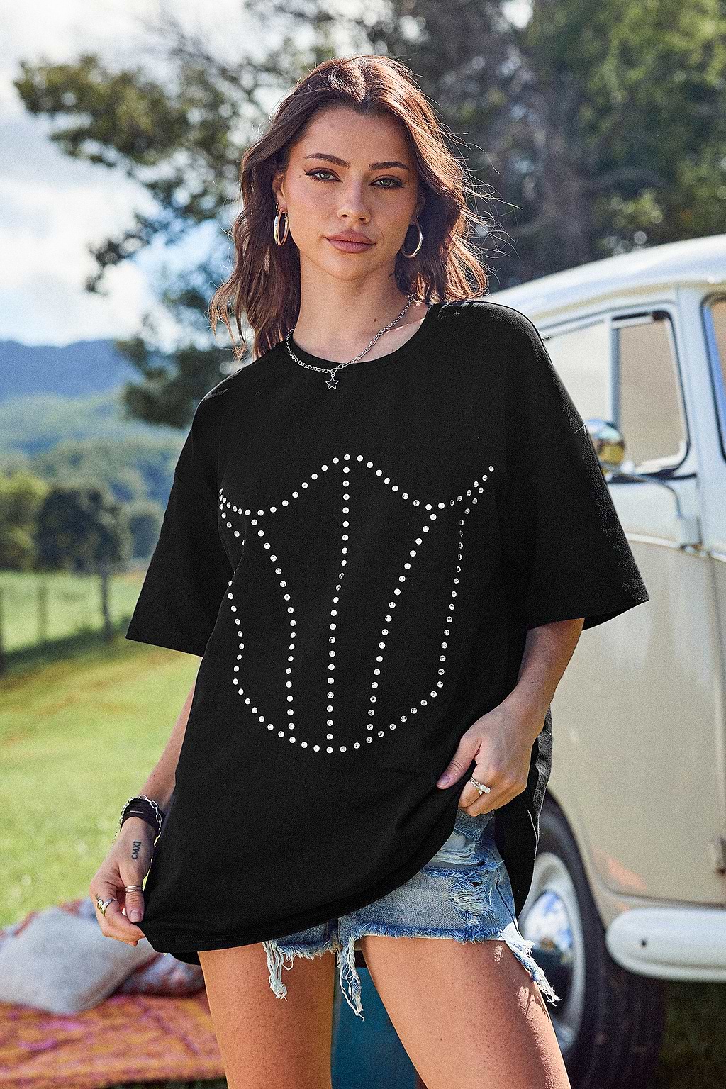 T-shirt con spalla scesa decorata nera