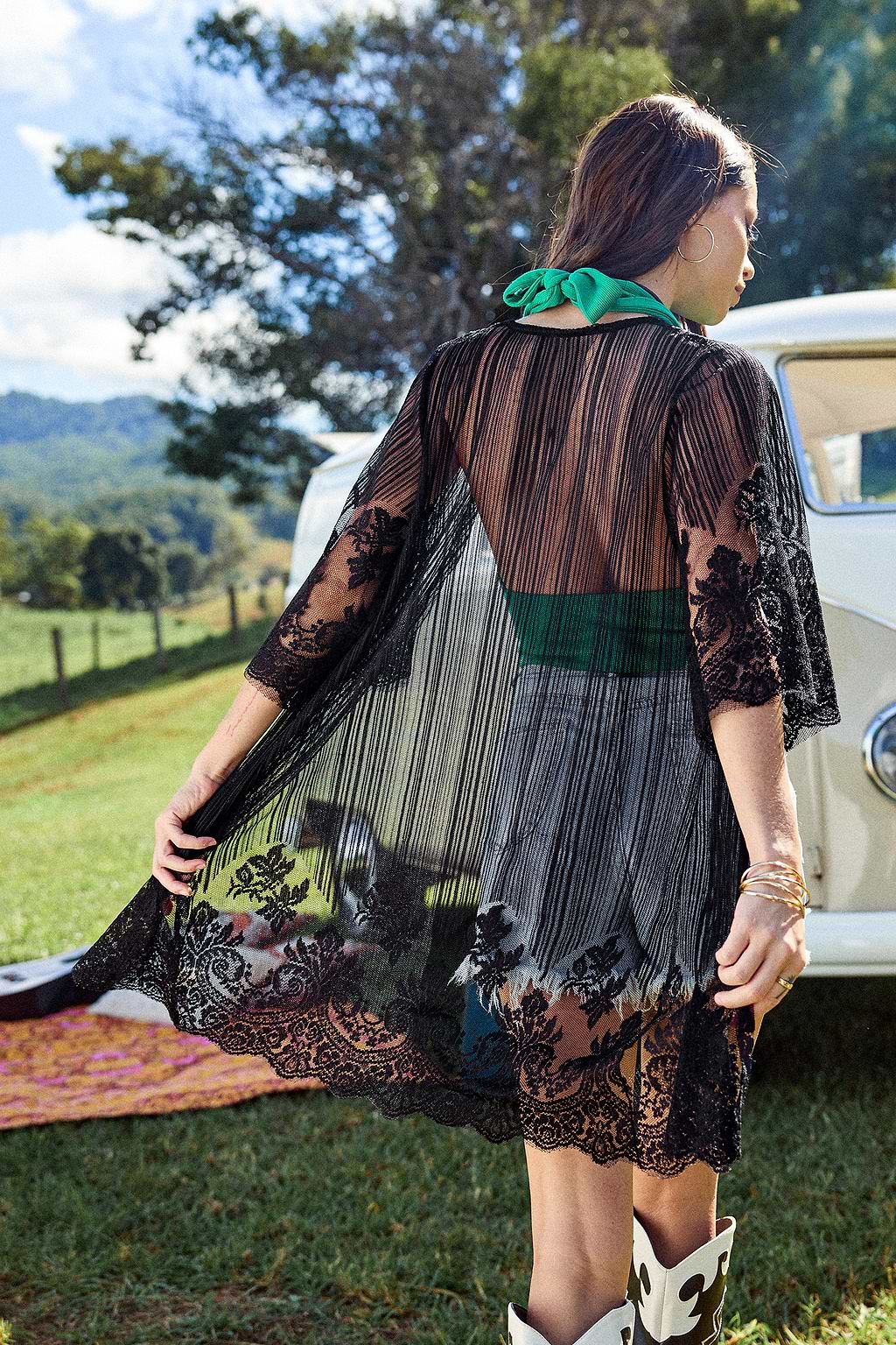 Schwarzes durchsichtiges besticktes Top mit offener Vorderseite