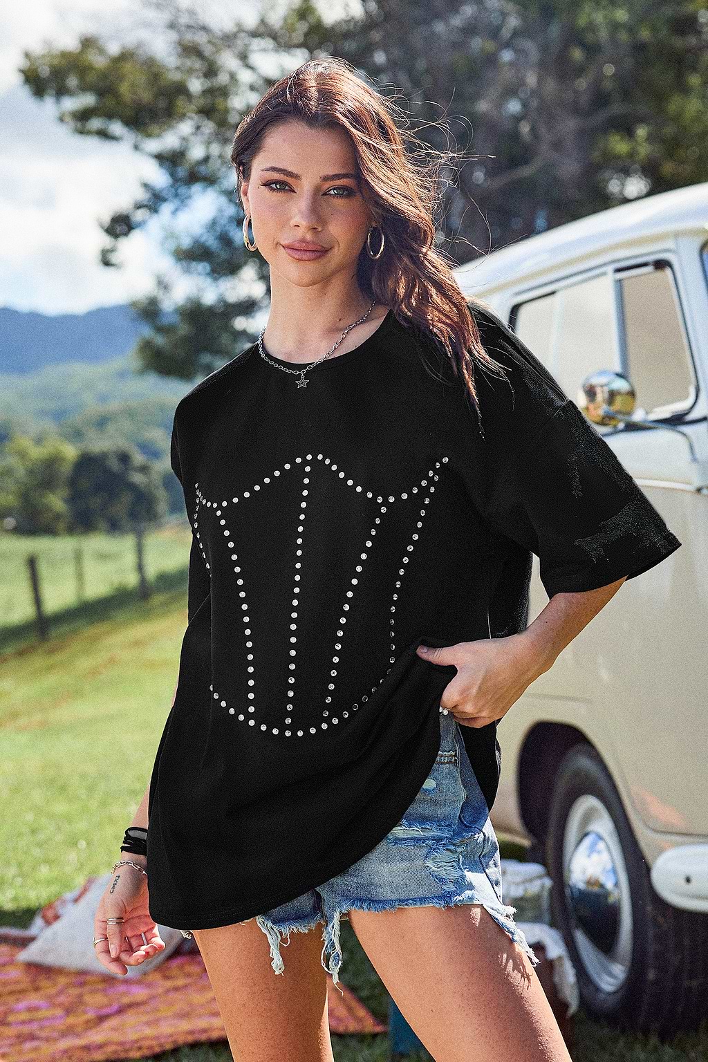 T-shirt con spalla scesa decorata nera