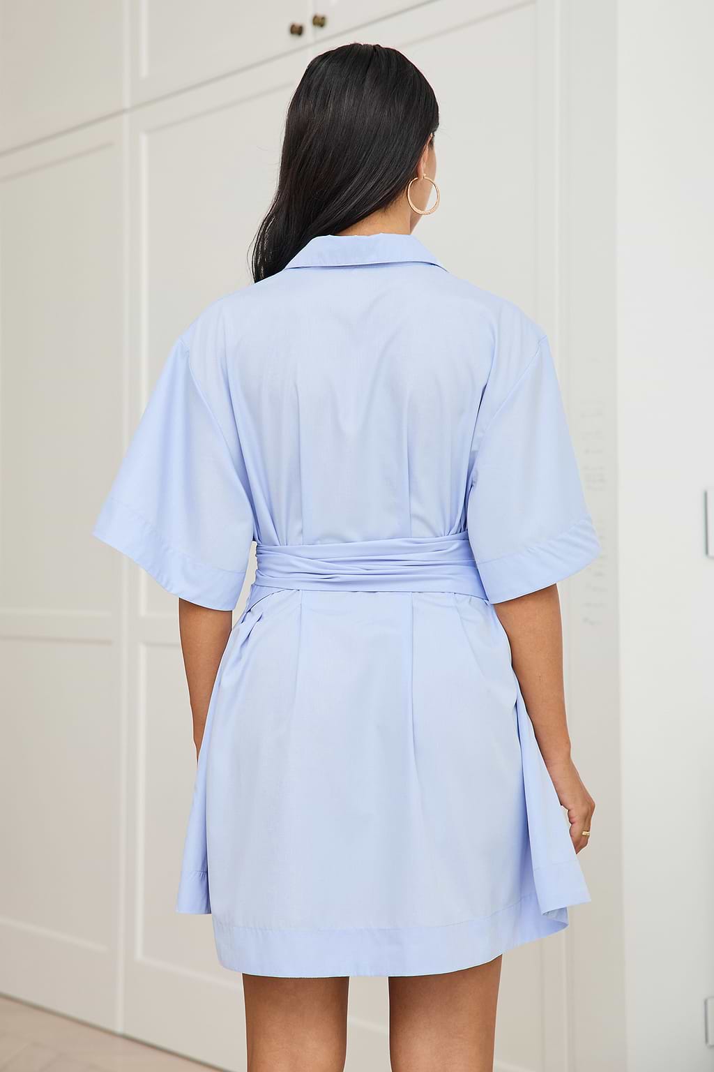 Hellblaues Mini-Hemdkleid mit Knopfleiste