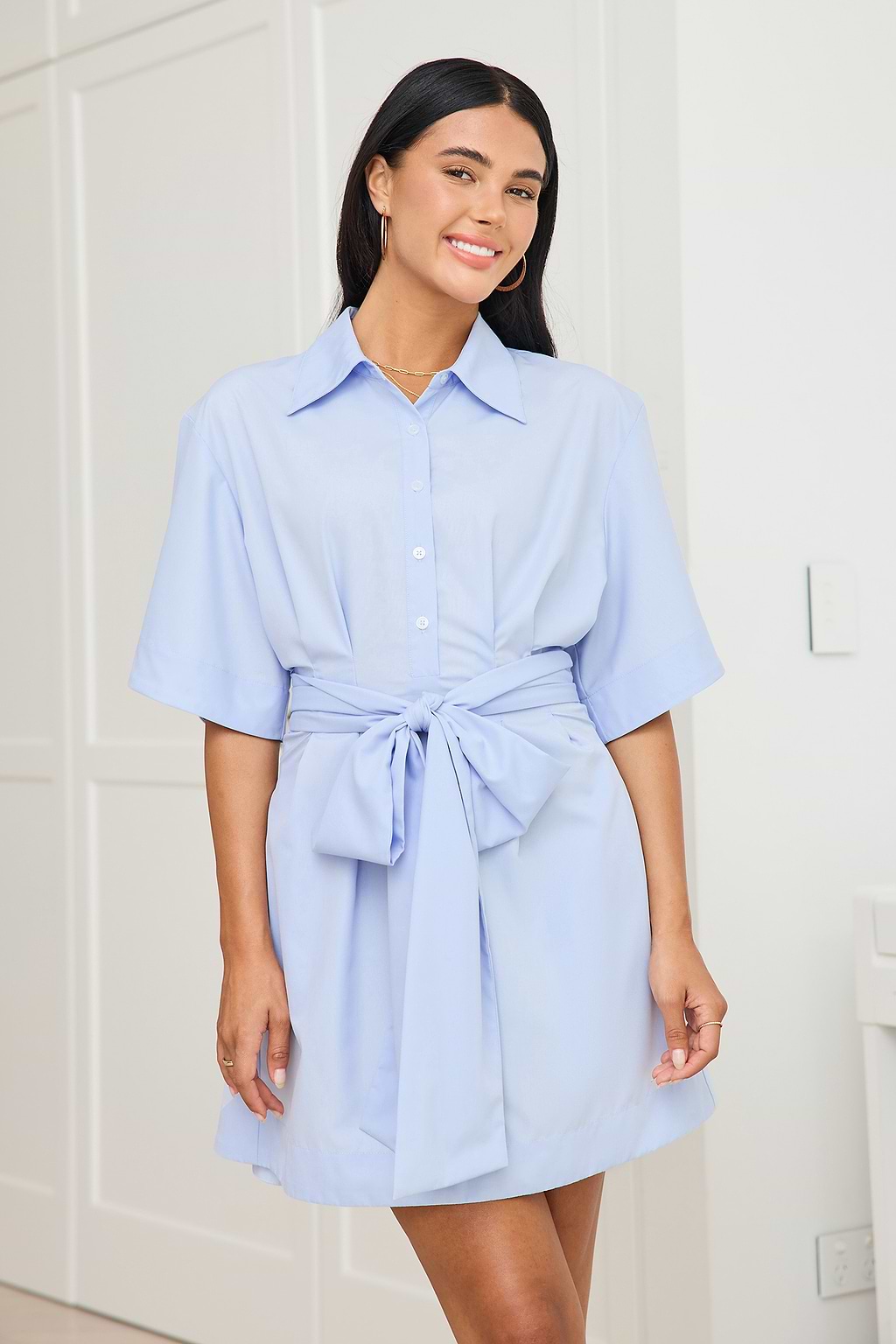 Hellblaues Mini-Hemdkleid mit Knopfleiste