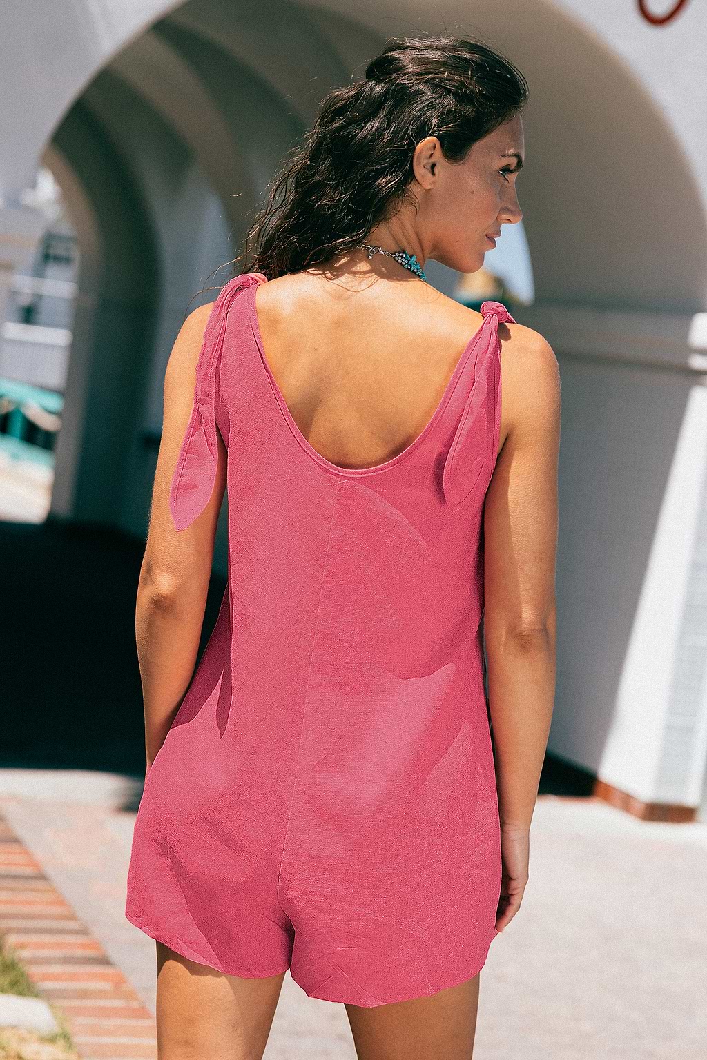 Mono de lino con cuello en V y tirantes anudados