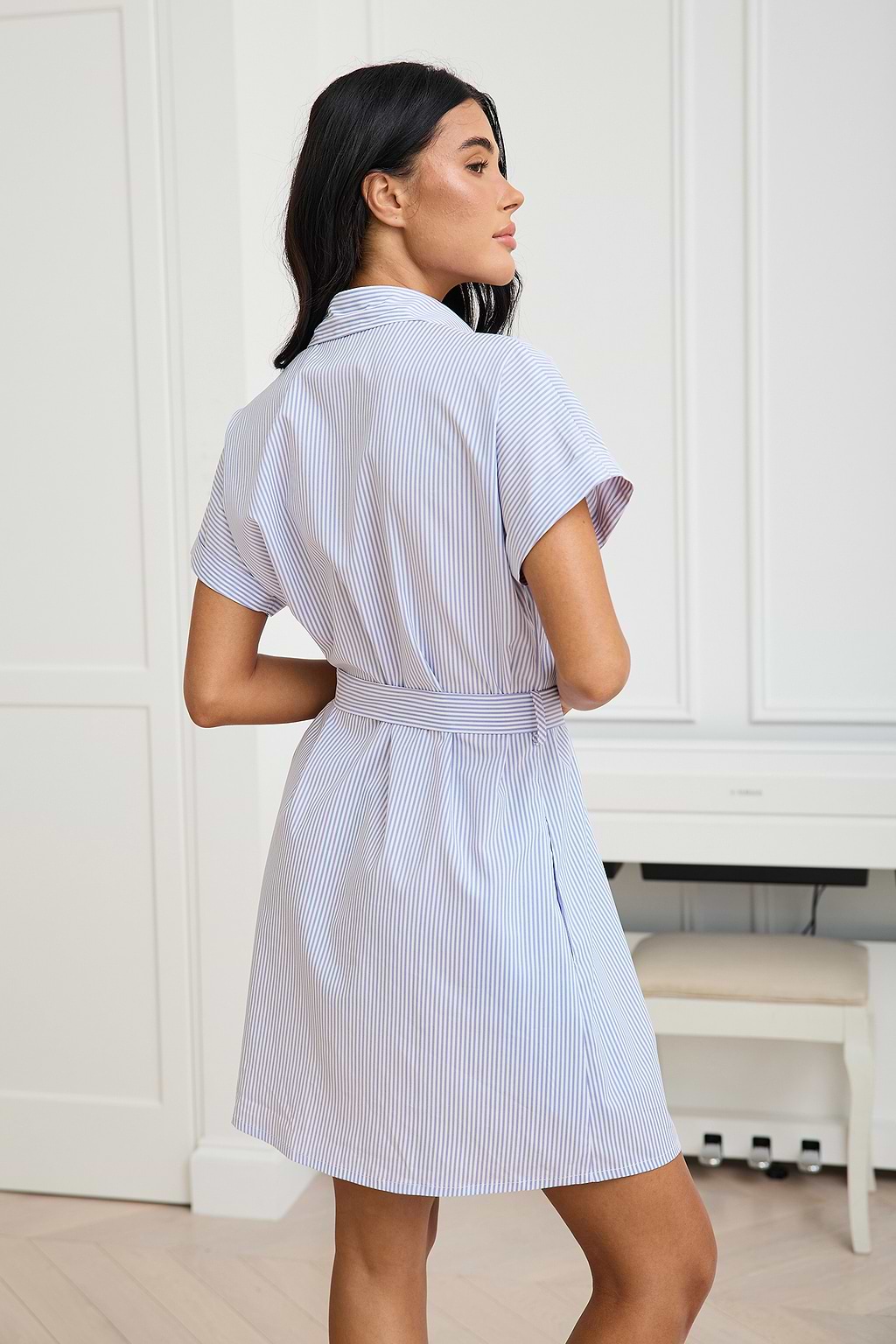 Gestreiftes Mini-T-Shirt-Kleid mit Knopfleiste