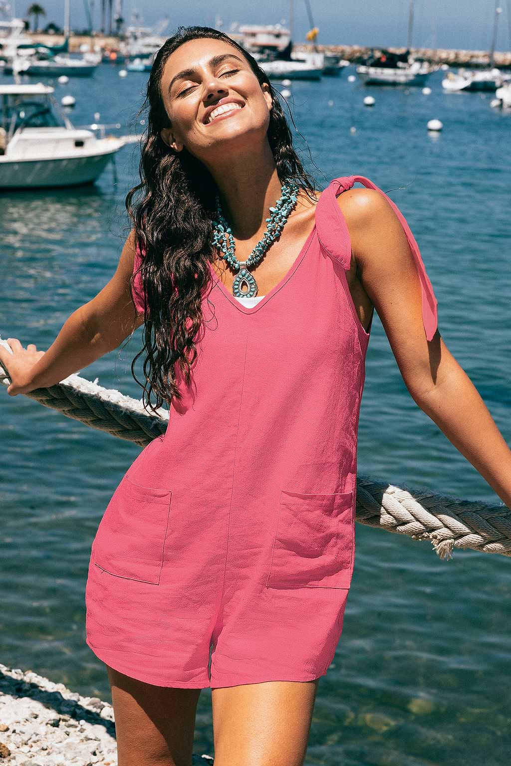 Mono de lino con cuello en V y tirantes anudados