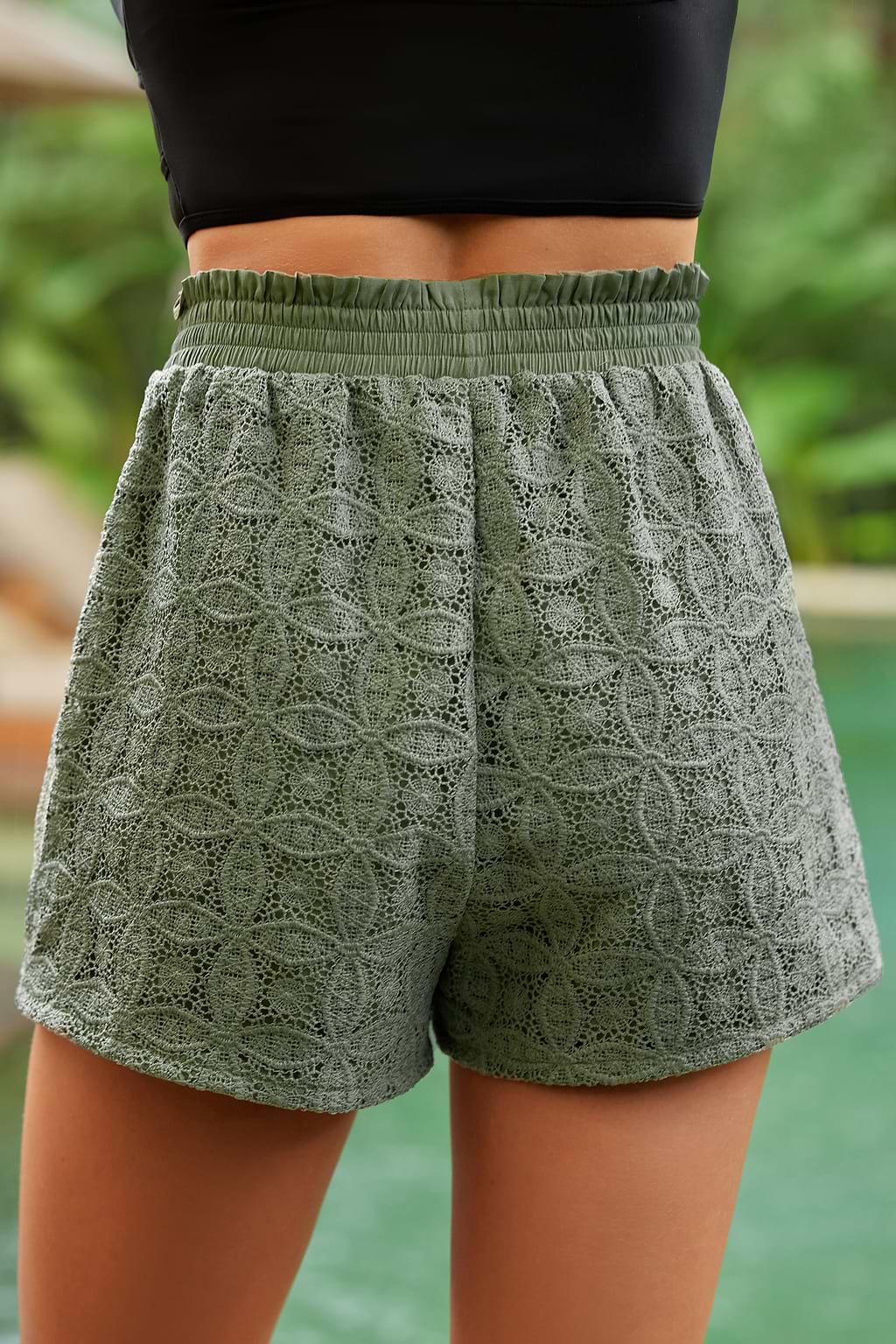 Short à taille froncée en dentelle florale