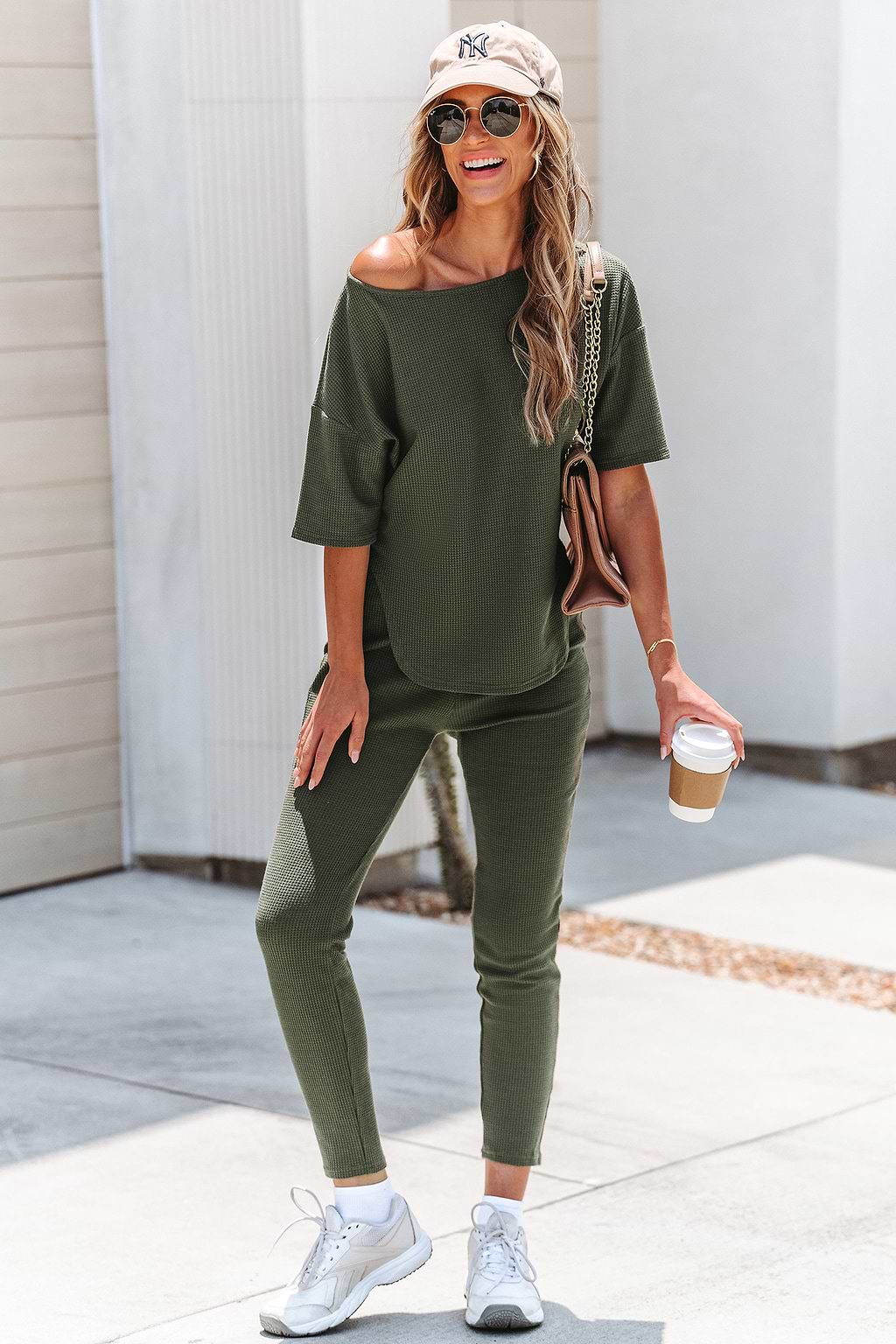 Conjunto de camiseta y leggings verde oliva