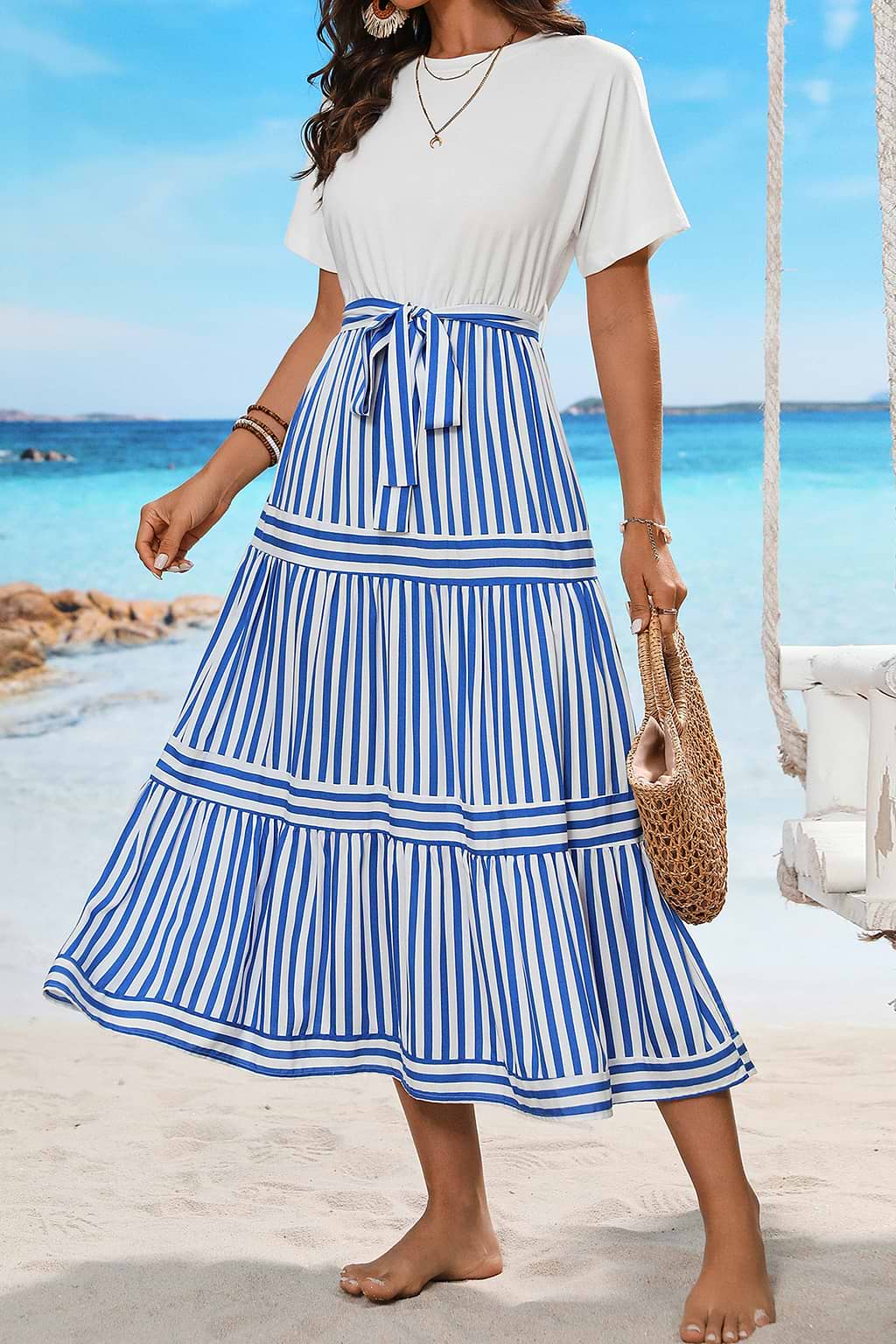 Vestido combinado con cinturón a rayas