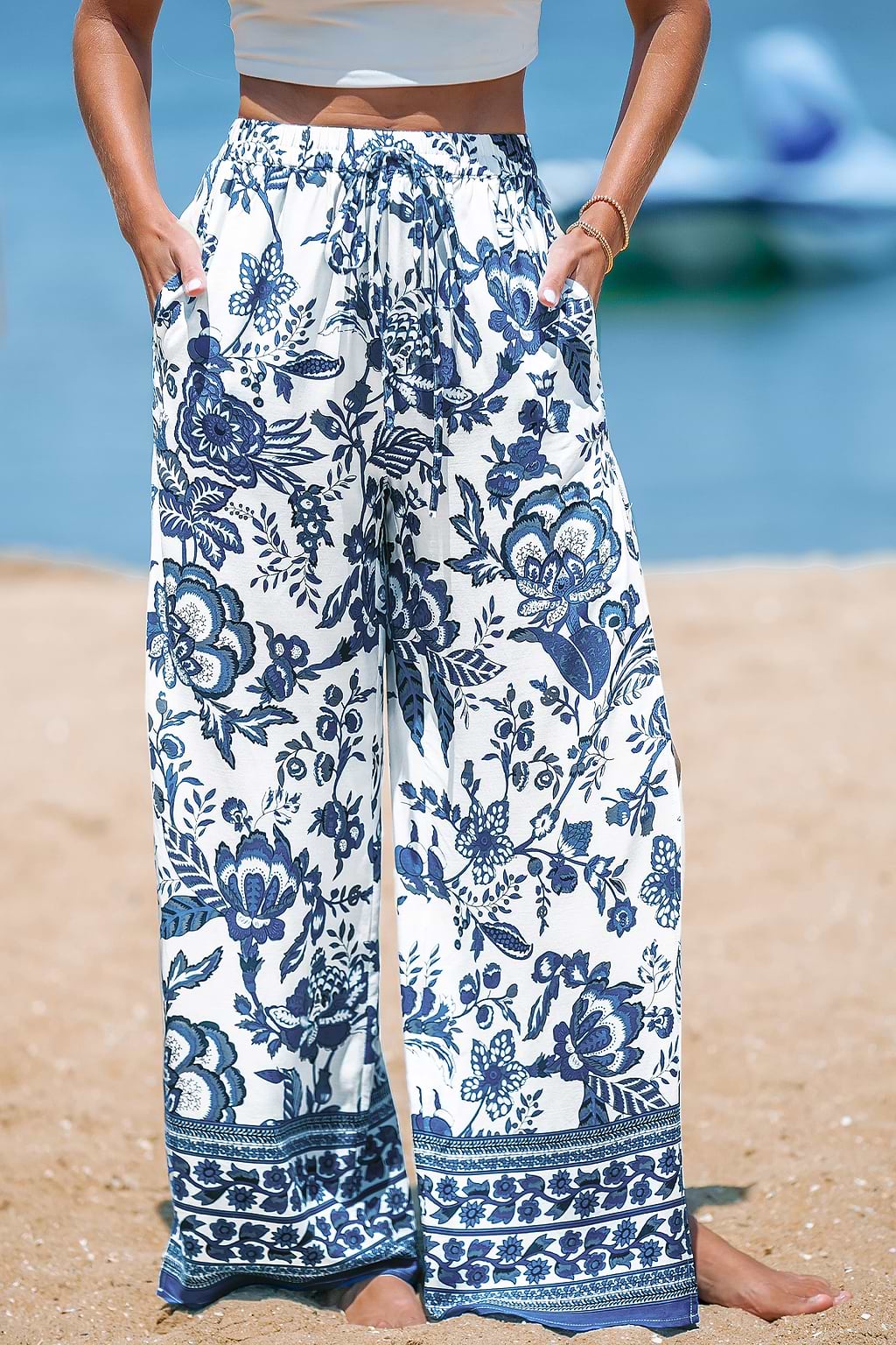 Pantalones con cordón y estampado floral