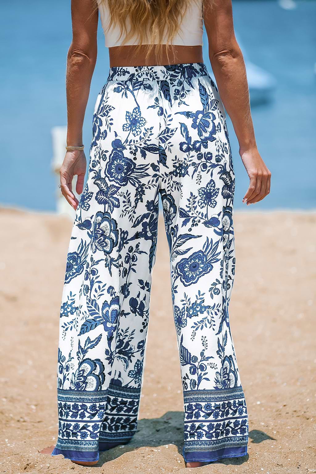 Pantalones con cordón y estampado floral