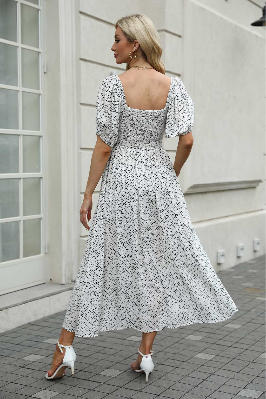 Gepunktetes Maxikleid mit quadratischem Ausschnitt und Puffärmeln