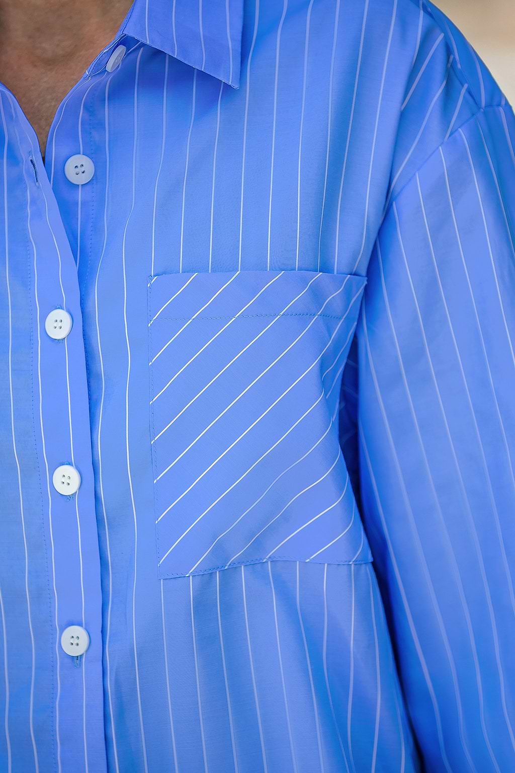 Chemise à boutons et manches tombantes avec rayures