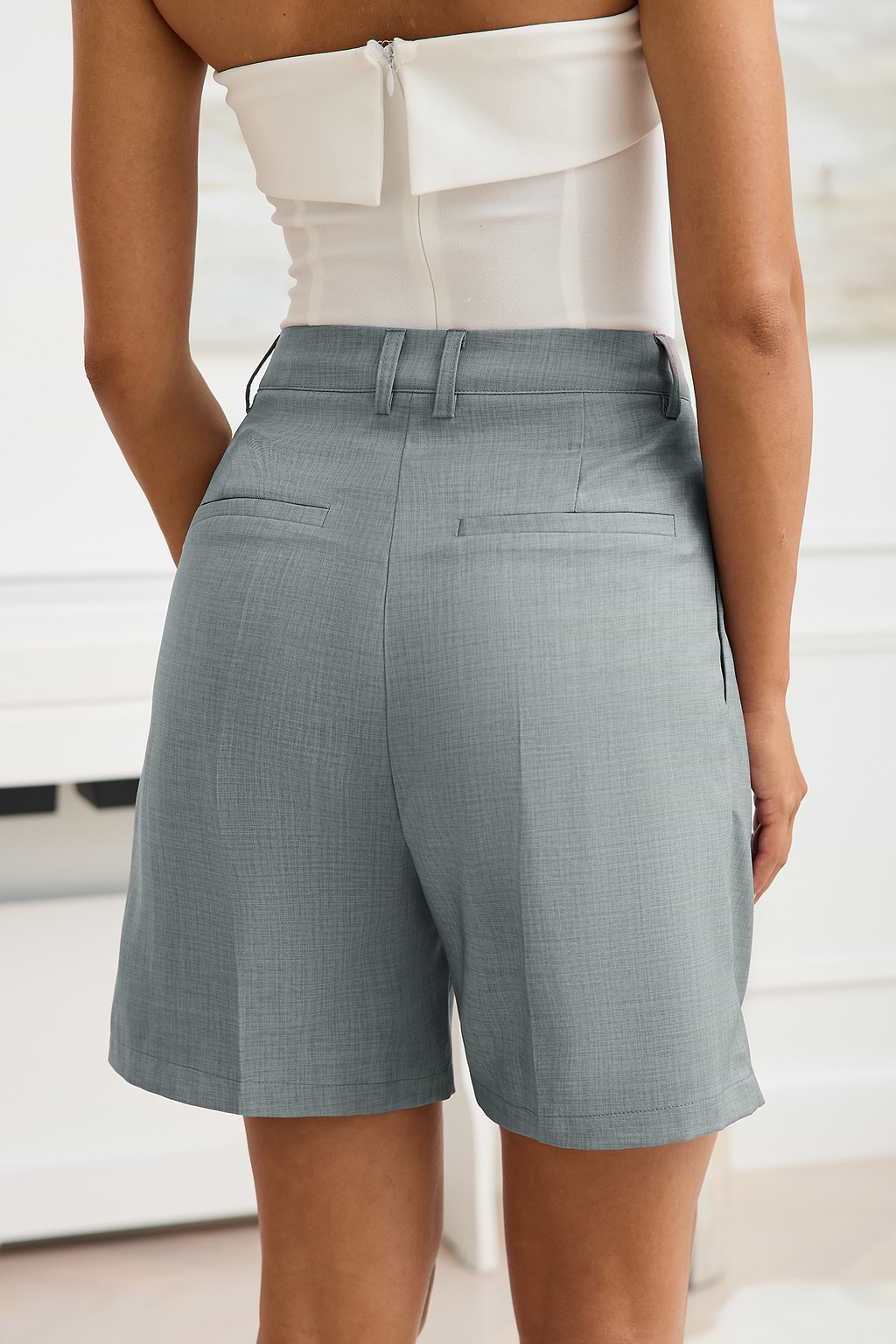 Grijze geplooide lange short met rechte pijpen