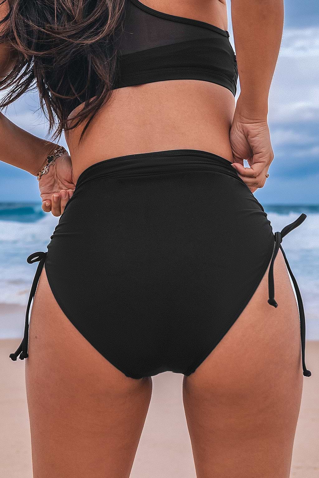Braguitas de bikini laterales con cordón ajustable y tiro alto en negro